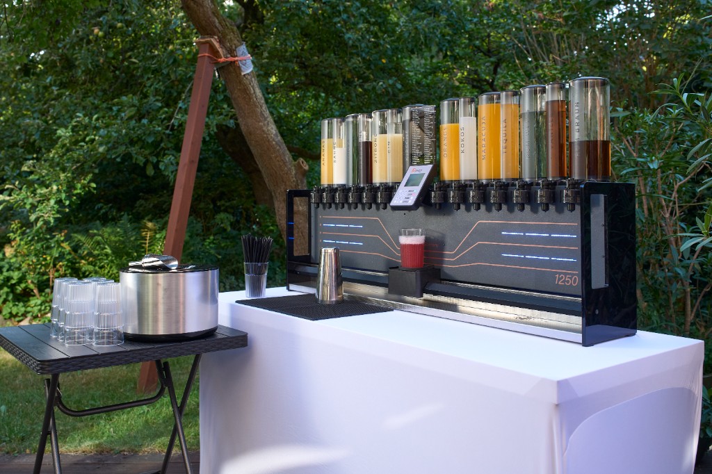 Aufgebaute Cocktailmaschine auf einem Tisch im Garten