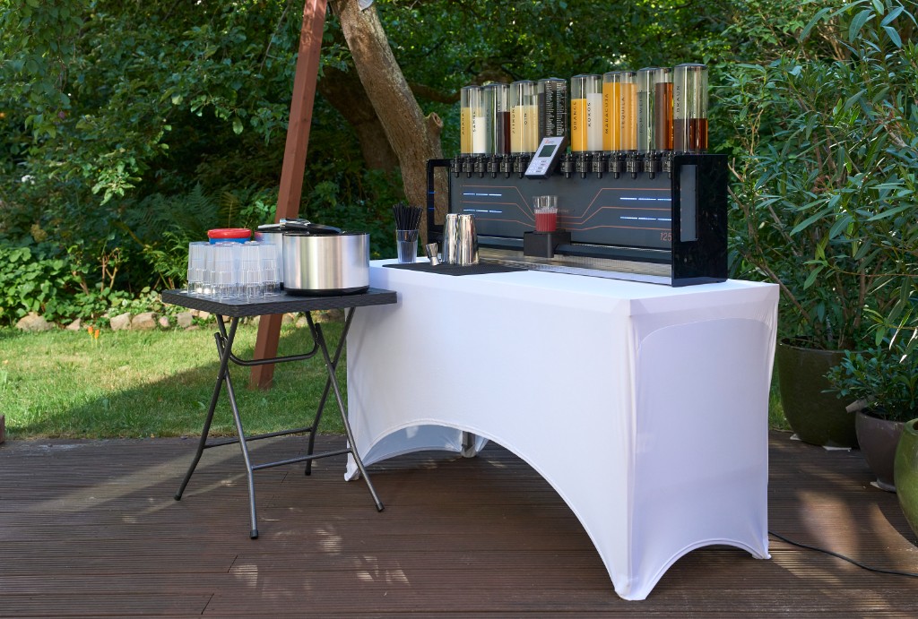 Cocktailmaschine bei einer Gartenfeier in Hamburg