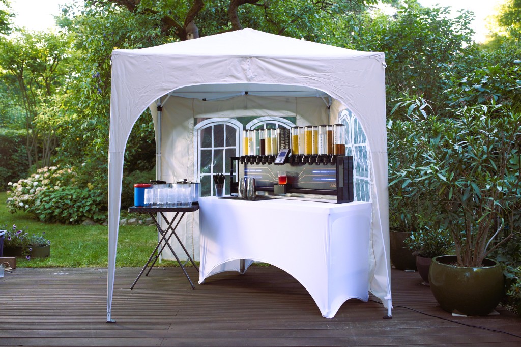 Faltpavillon mit aufgebauter Cocktailbar auf einer Terrasse