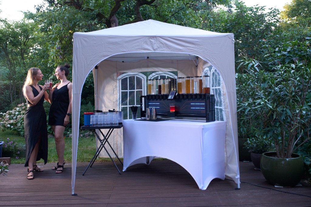 Cocktailbar unter dem Faltpavillon auf einer Gartenparty